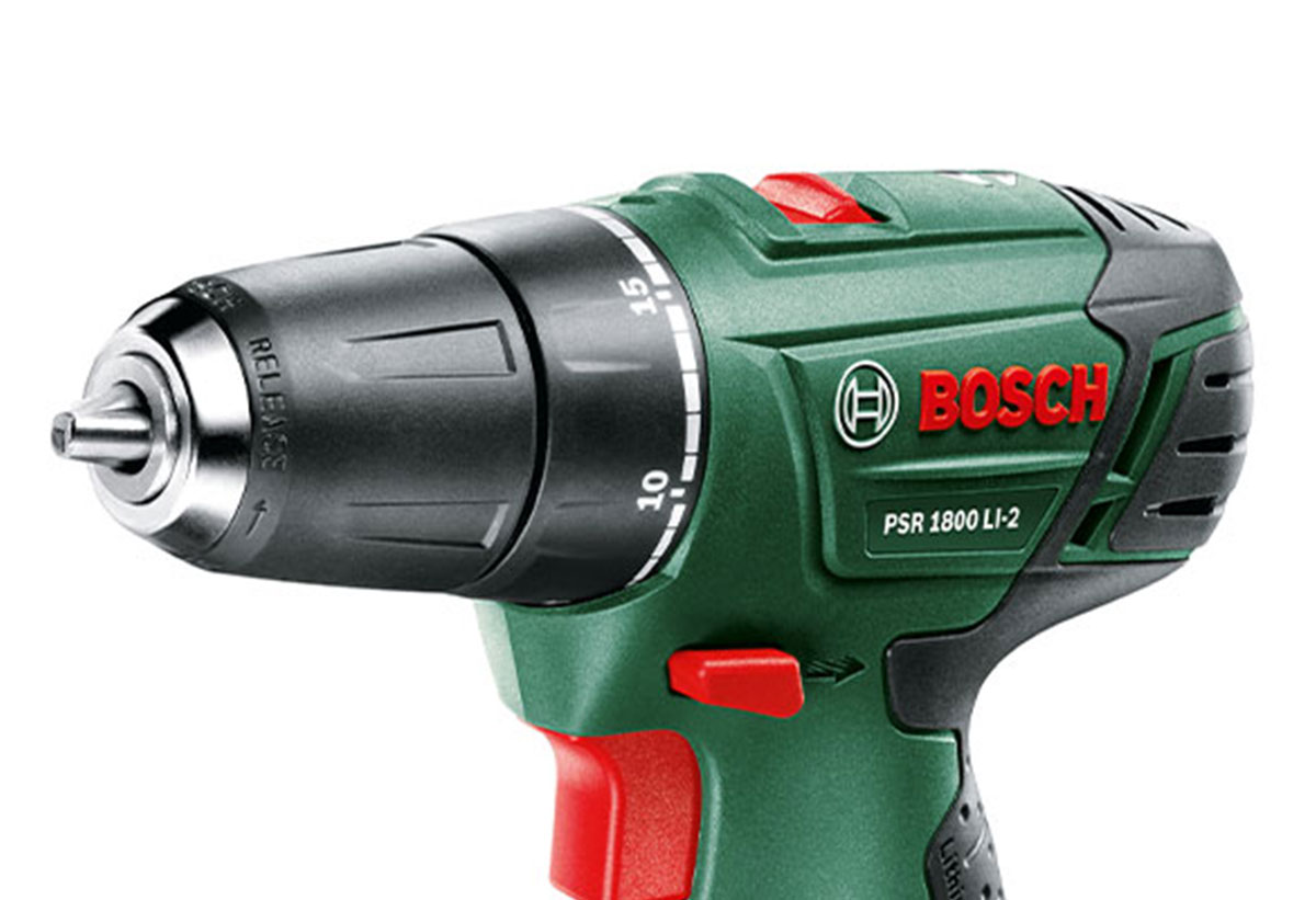 Εδώ απεικονίζεται το τρύπημα ενός ξύλου με τη βοήεια του δραπανοκατσάβιδου.